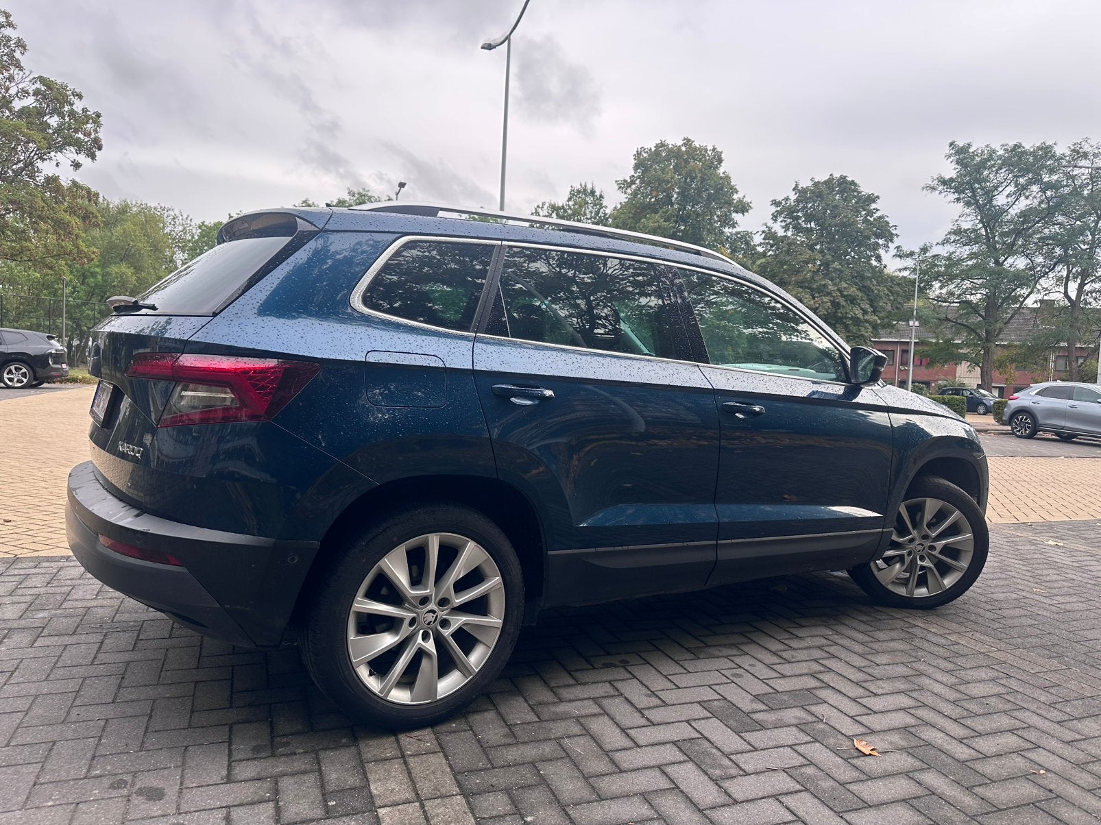 Skoda Karoq 1.5TSI Automaat Pano Keyless Led Navi Full Full, Auto's, Skoda, Dealer onderhouden, 1498 cc, 4 cilinders, Blauw