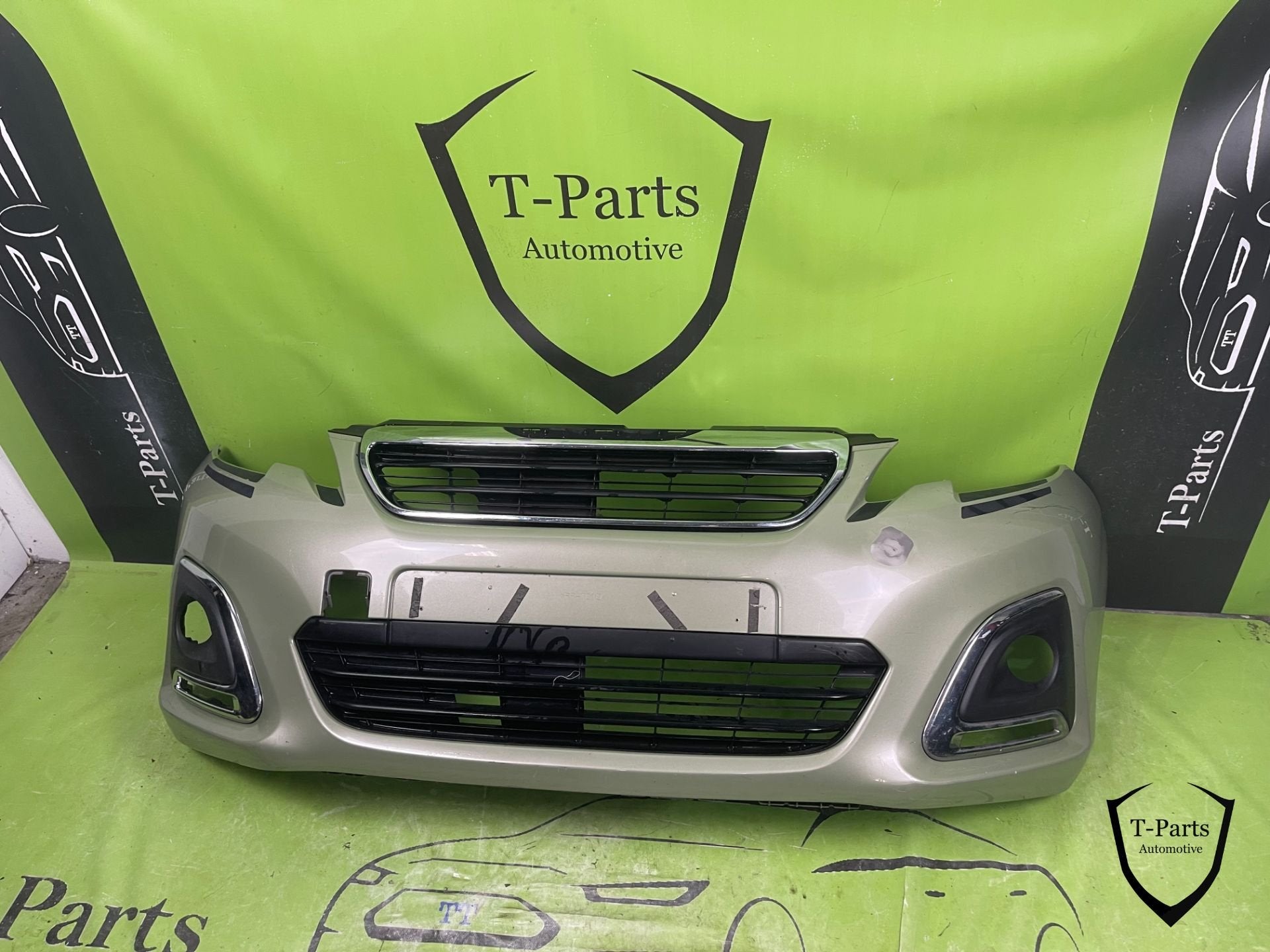 Peugeot 108 voorbumper bumper LED rooster 14+ grille 1612201, Auto-onderdelen, Taurusavenue 1
2132 LS  Hoofddorp, NL, Gebruikt