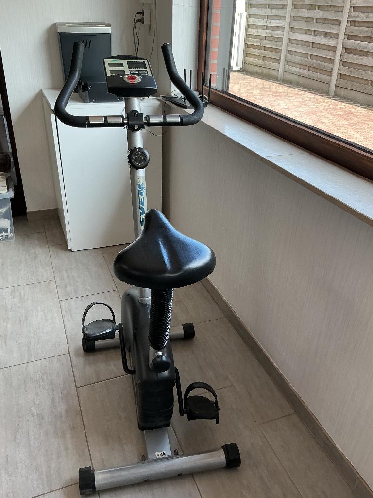 Hometrainer, Sport en Fitness, Fitnessapparatuur, Ophalen, Gebruikt, Benen, Hometrainer