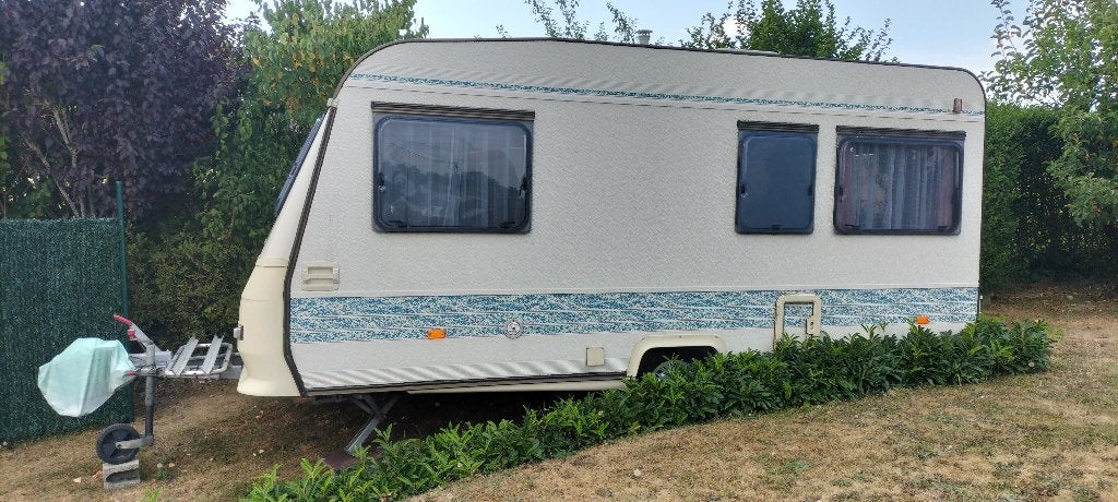 Adria  D431, Jusqu'à 4, Auvent, 5 à 6 mètres, 2 lits séparés