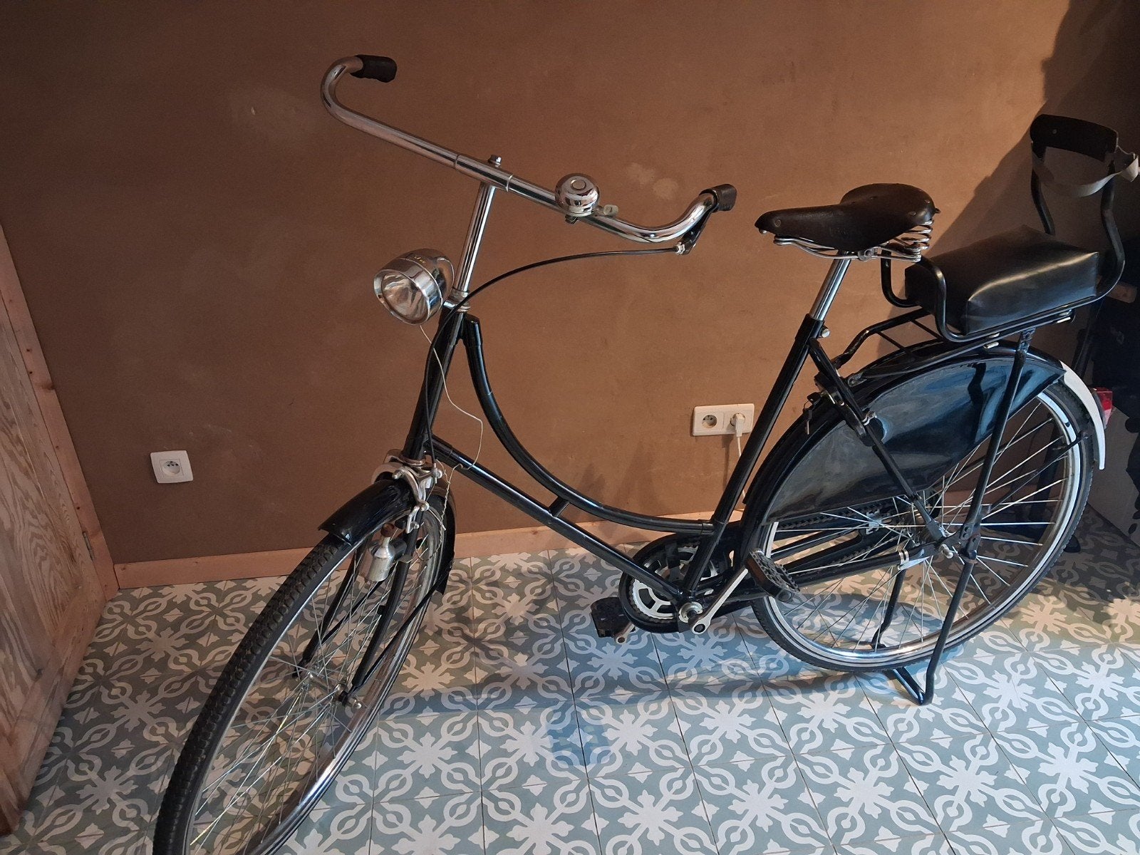 Mooie zwarte hollandse fiets. made in europe!, Ophalen