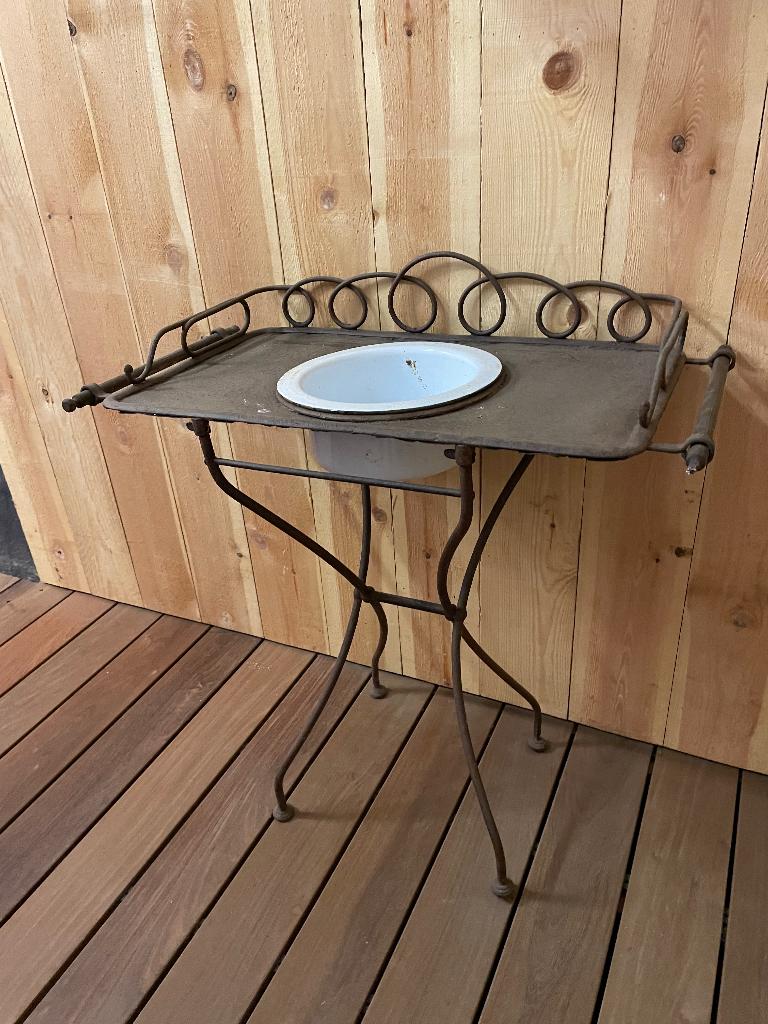 Lavabo en fer ancien, Enlèvement