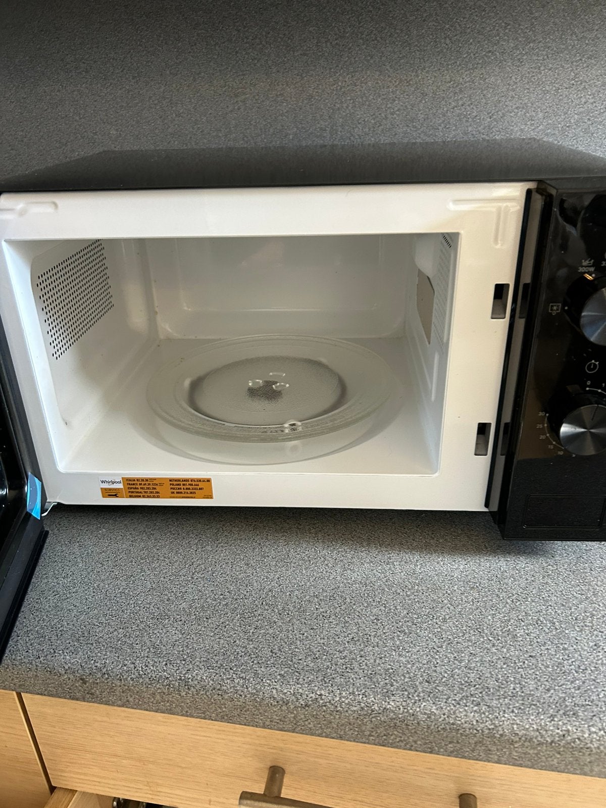 Nieuwe whirlpool microgolf, Elektronische apparatuur, Ophalen, Zo goed als nieuw