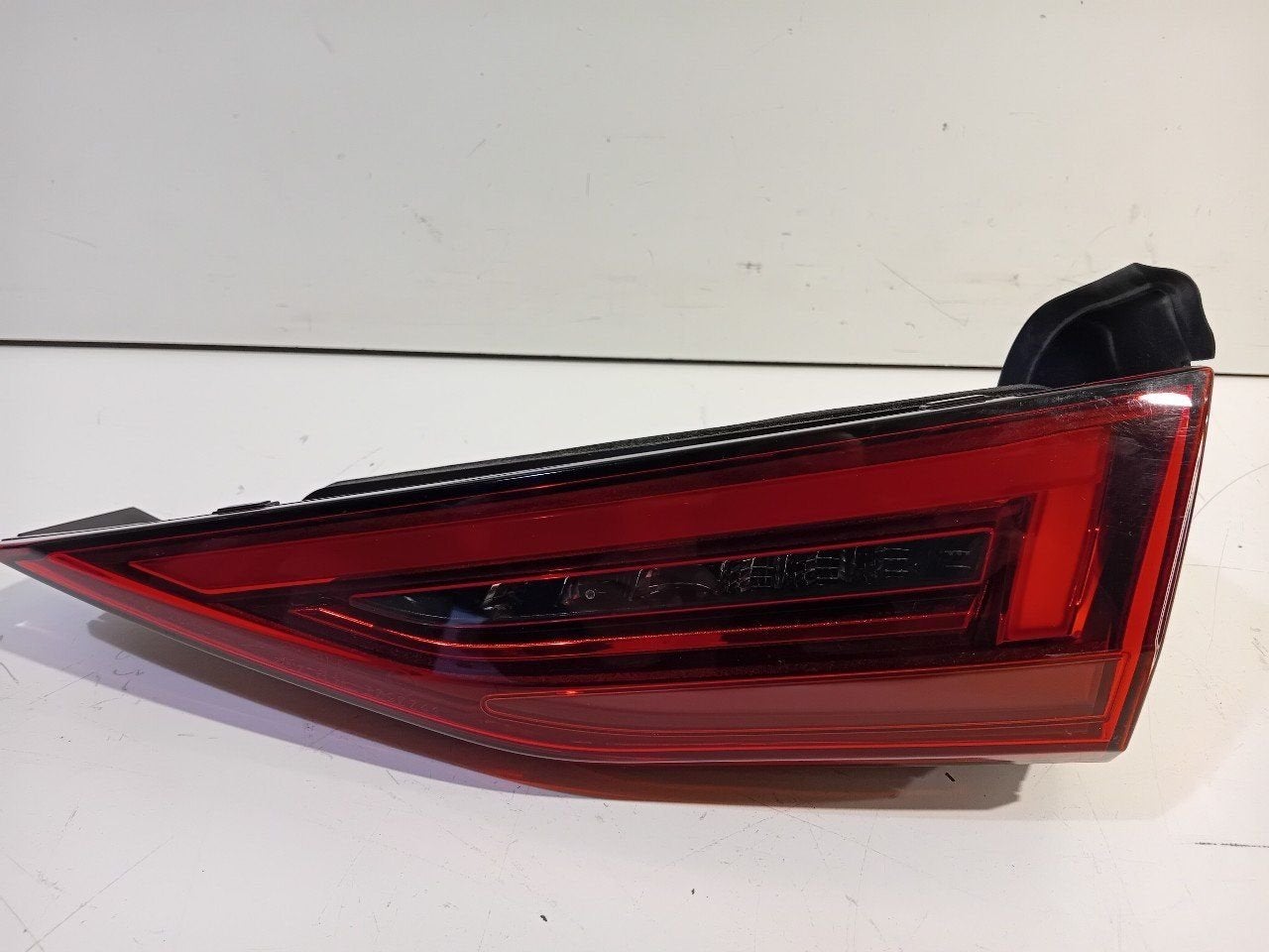 Achterlicht kofferdeksel achterklep rechts Audi RS 3, Onderdelen@venauto.nl, Van der Ven Autorecycling B.V., Ettenseweg 76, 4706 PB Roosendaal, The Netherlands