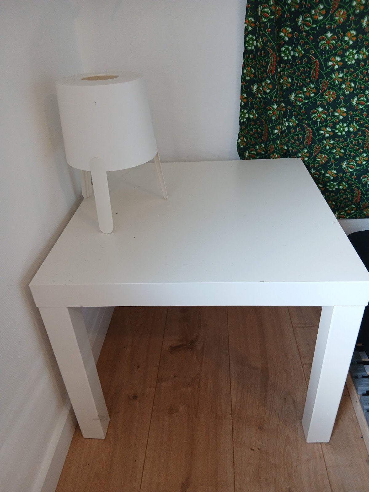 gratis 2 stuks witte ikea tafeltjes, Huis en Inrichting, Ophalen