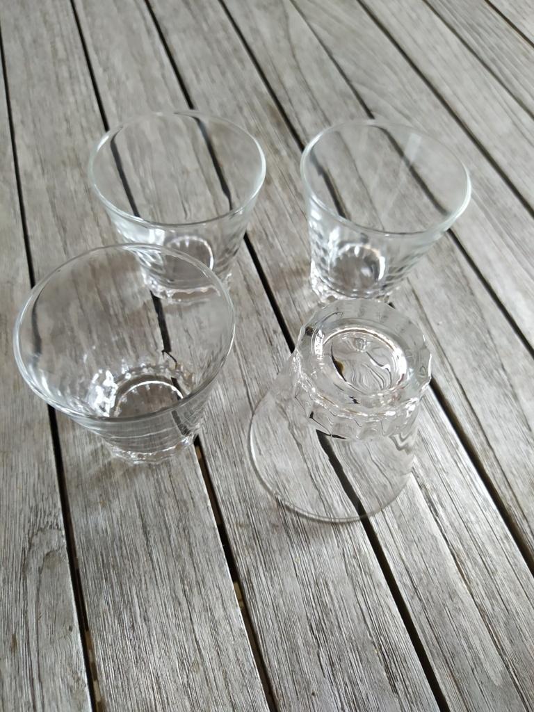 Lot de 4 petits verres évasés, pieds striés - H 6,5 cm, Enlèvement