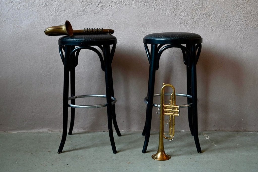 Paire tabourets bar bistrot noir chrome années 60, Avec repose-pieds, Bois, 2 tabourets, Enlèvement