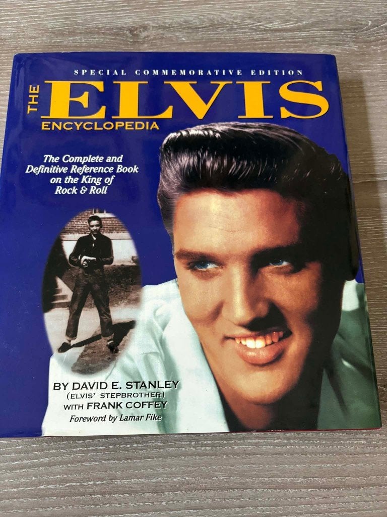 Elvis boek, The Elvis encyclopedia in harde kaft. 10 euro, Livres, Musique, Enlèvement ou Envoi, Comme neuf, Artiste