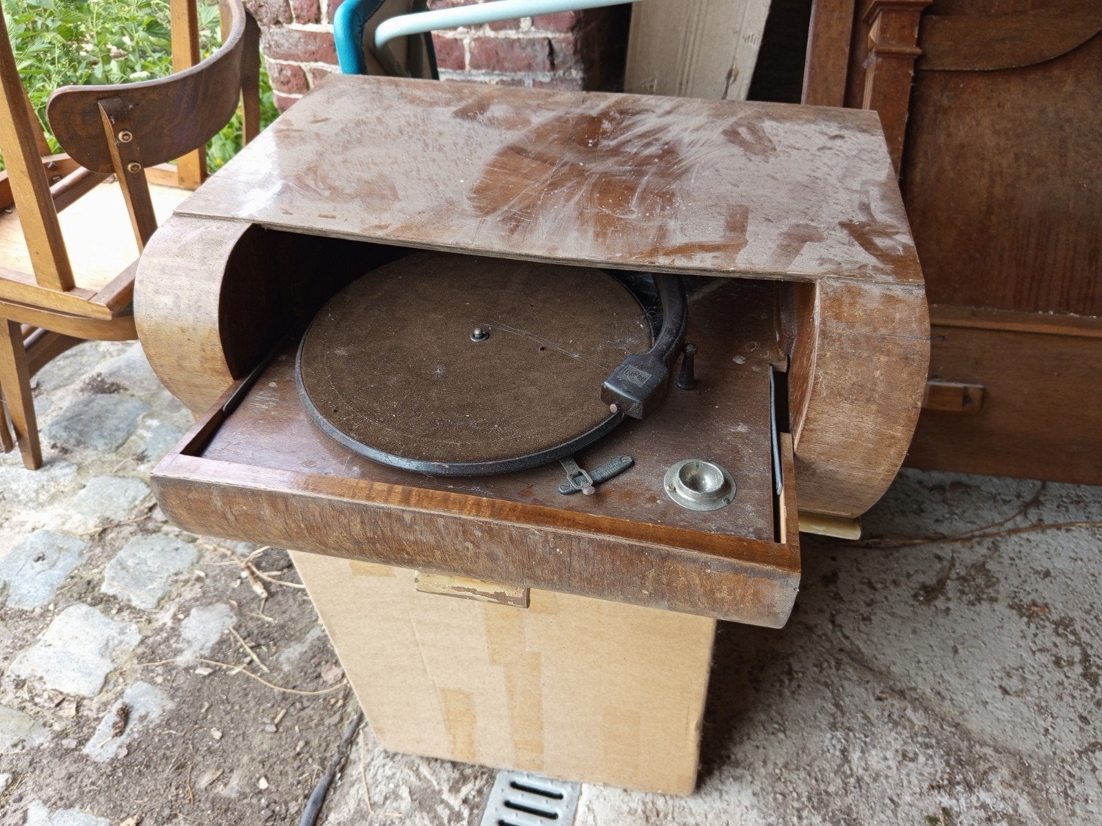 Ancien tourne-disque vintage, Enlèvement