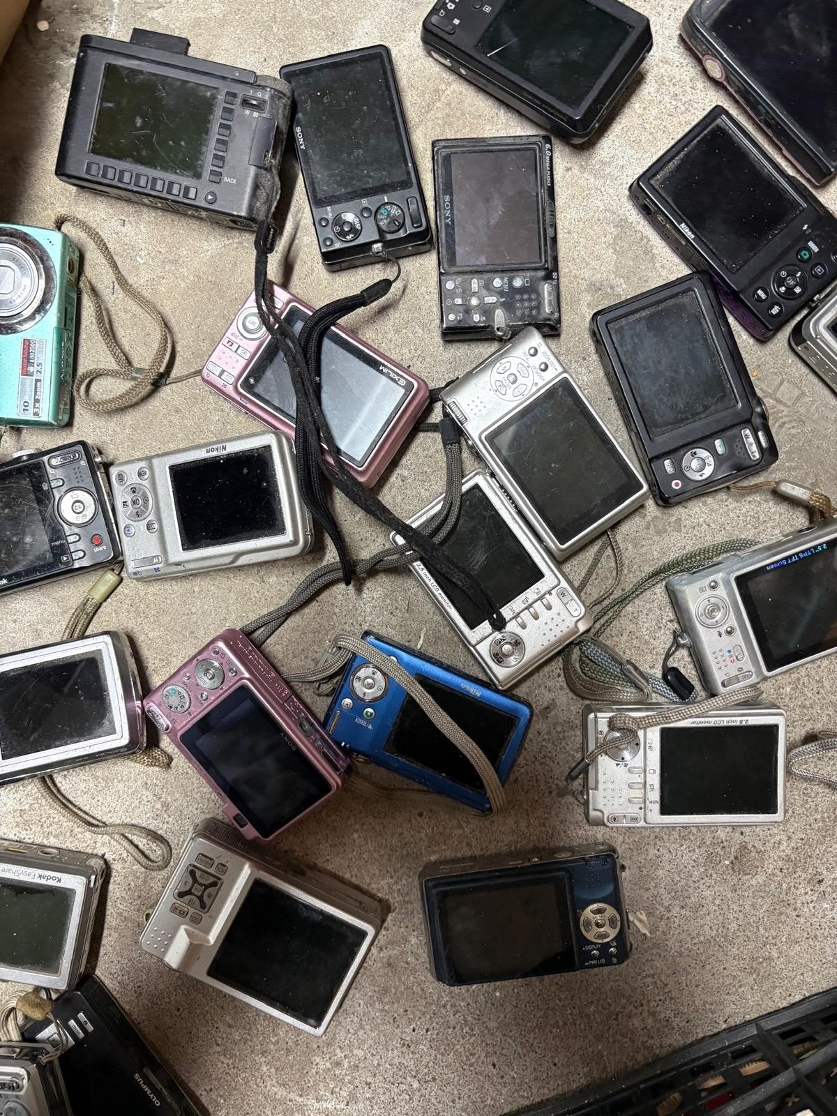 lot 70 digitale camera voor onderdelen, Ophalen