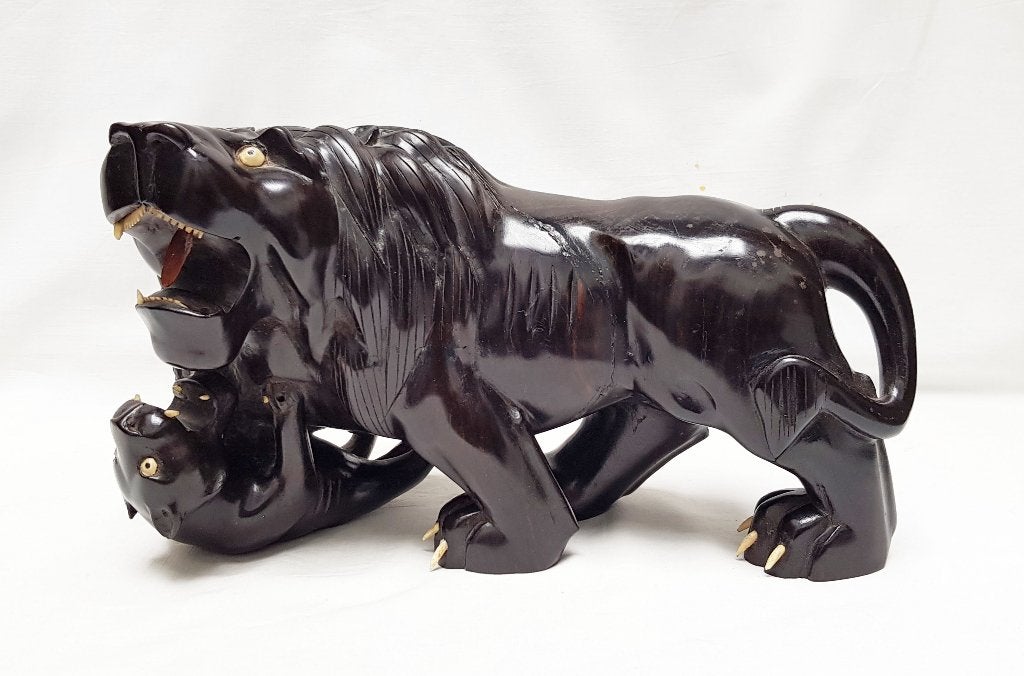 Lion avec son petit en ébène., Antiquités & Art, Art | Sculptures & Bois, Statue, Bois, Mammifère, 20 - 50 cm, Afrique, Classique