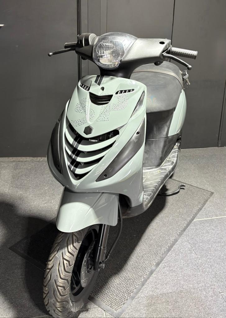 Piaggio zip Nardo Grey 2022 - 4850km, Fietsen en Brommers, Ophalen, Zip, Klasse A (25 km/u), Zo goed als nieuw