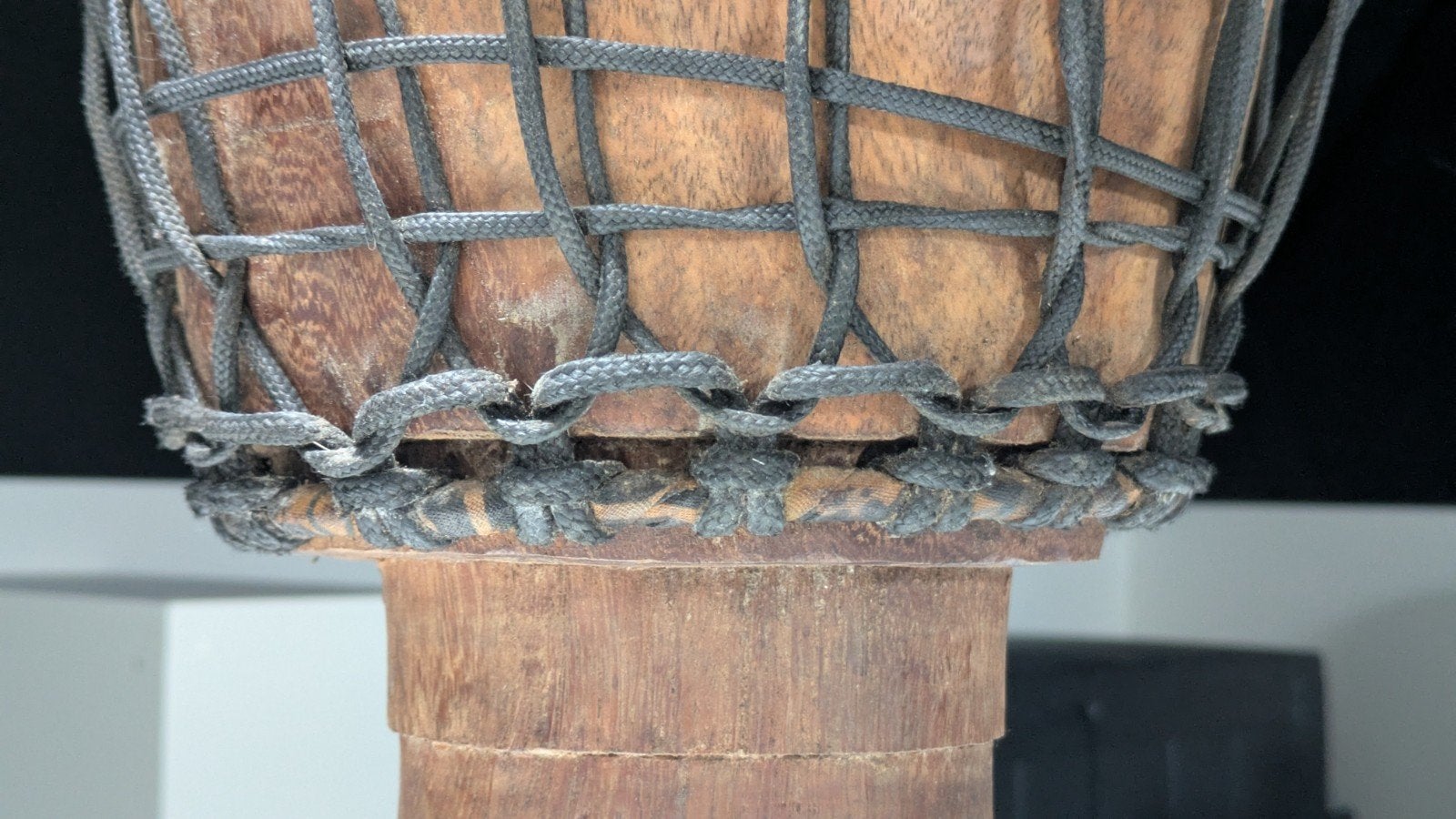Djembe, nieuw vel te spannen, Enlèvement, Utilisé