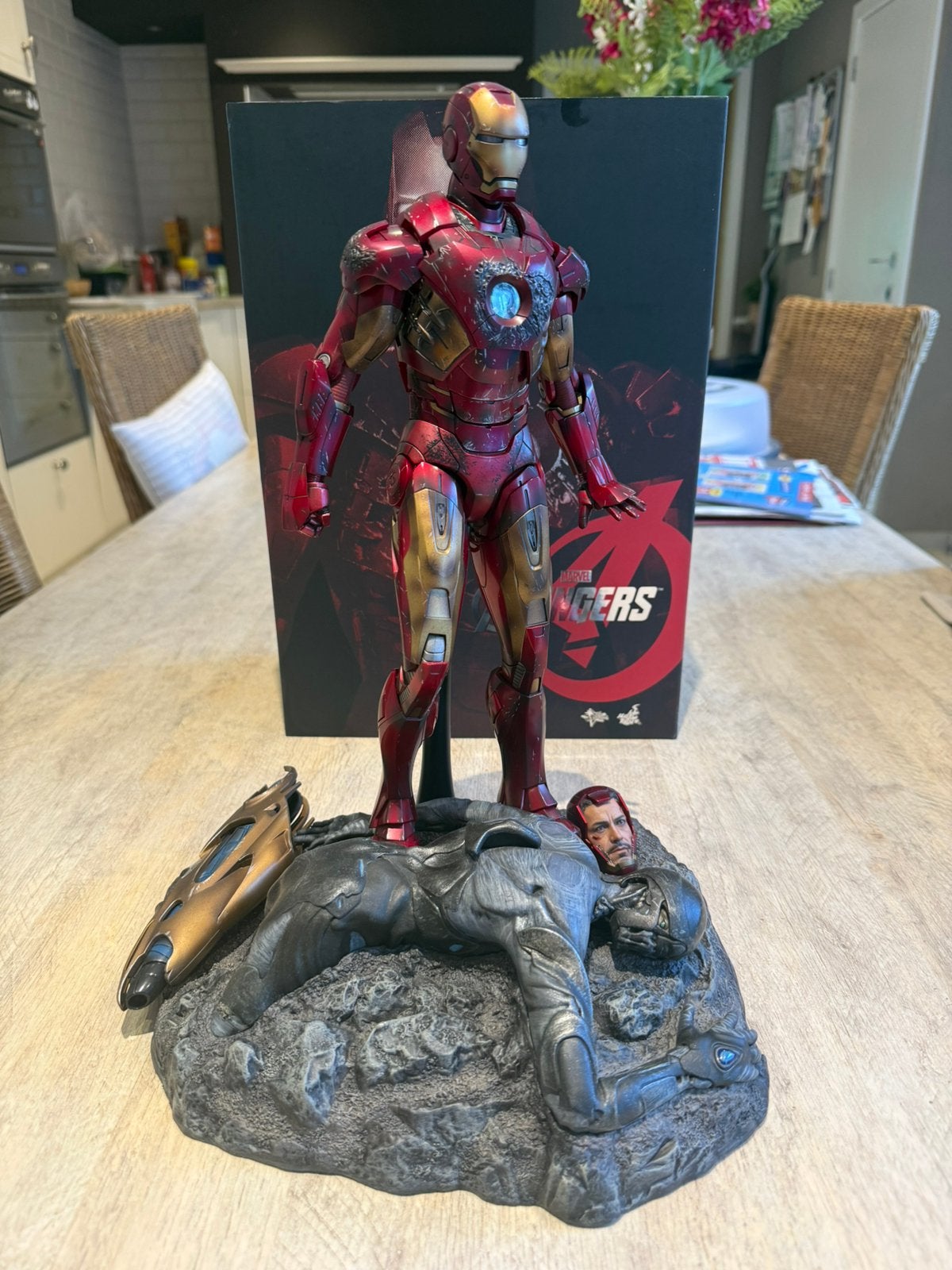 Hot Toys Iron Man Mk7 Battle endommagé, Enlèvement ou Envoi, Neuf