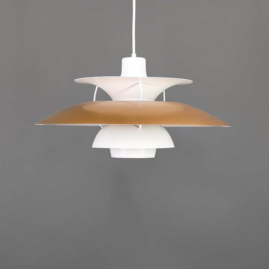 Louis Poulsen PH 5 hanglamp – wit met goud – Ø50 cm, Mid century modern, Zo goed als nieuw, Metaal, E27 (groot)