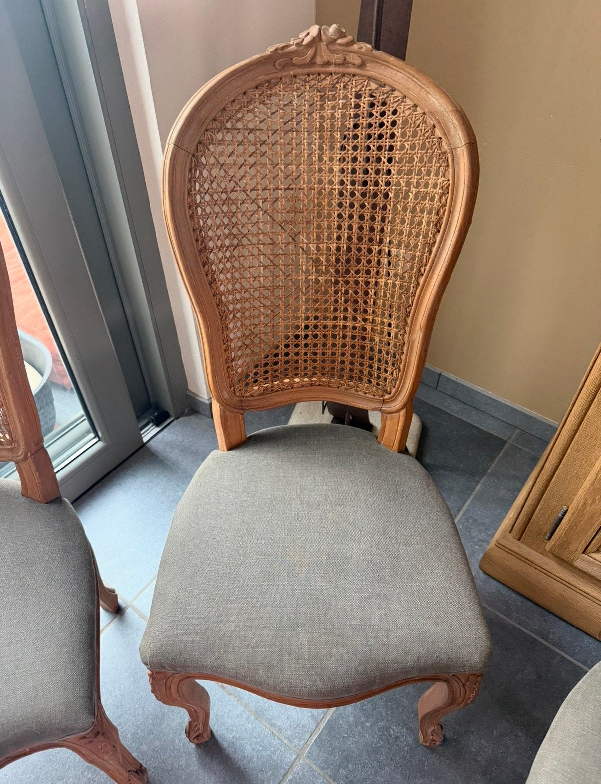 Jolies chaises cannées, Enlèvement