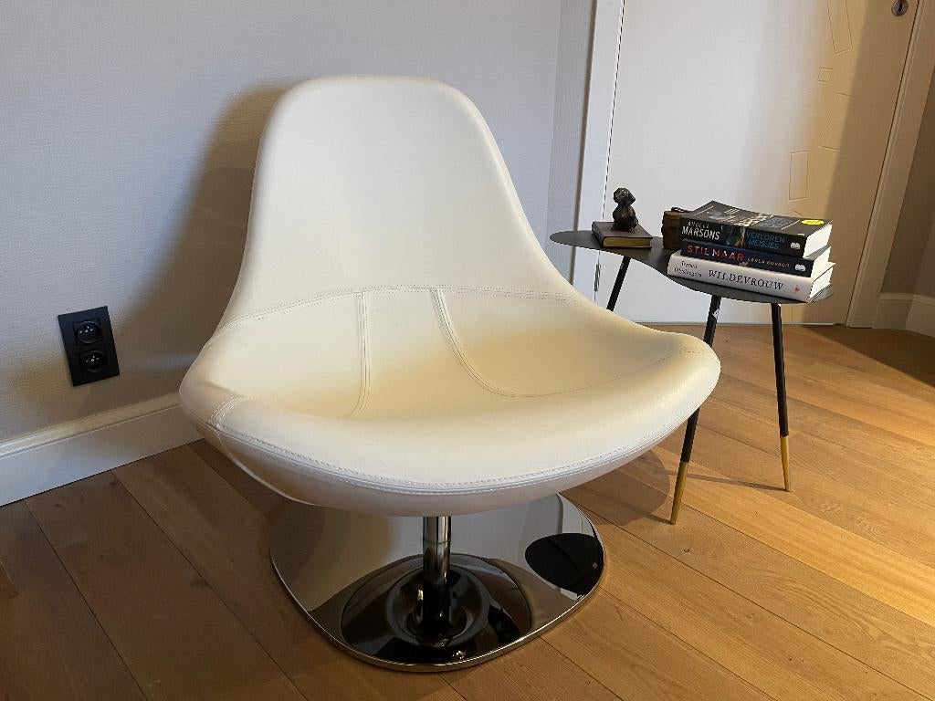 Kuipstoel met tafeltje, Maison & Meubles, Fauteuils, Comme neuf, Cuir, Métal, 75 à 100 cm, 75 à 100 cm, Enlèvement