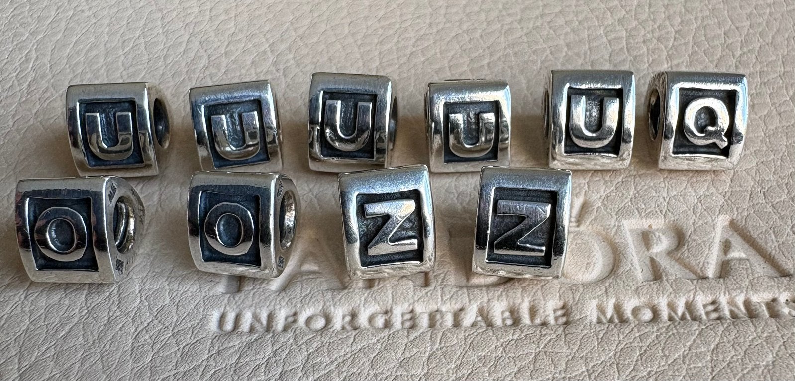 PANDORA LETTERS, Bijoux, Sacs & Beauté, Bracelets à breloques, Neuf, Enlèvement ou Envoi, Pandora, 4 bracelets à breloques ou plus