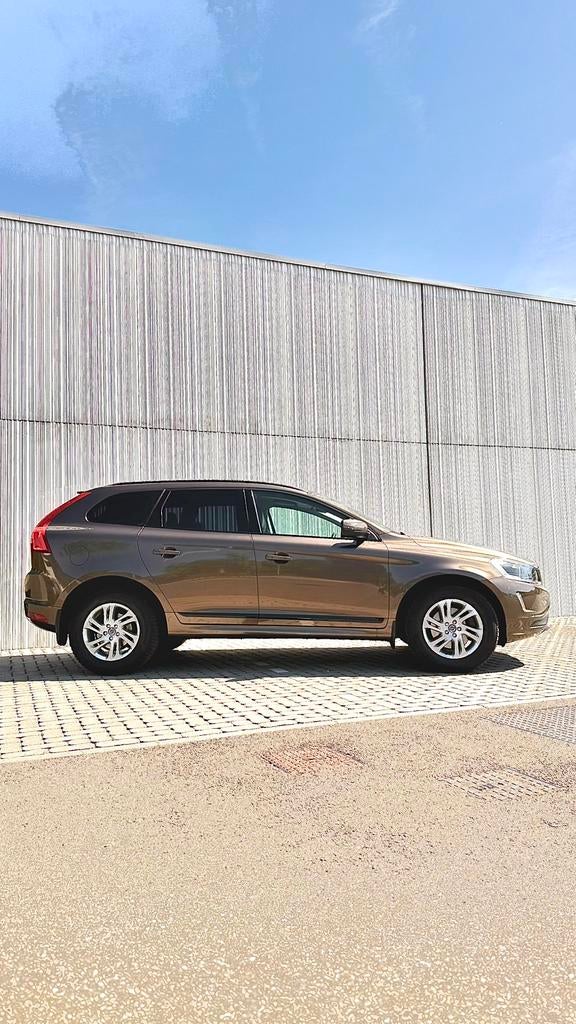Volvo xc60 2.0 5cilinder d3 summum* zo goed als full optie, Auto's, Automaat, Parkeersensor, Zwart, Bruin