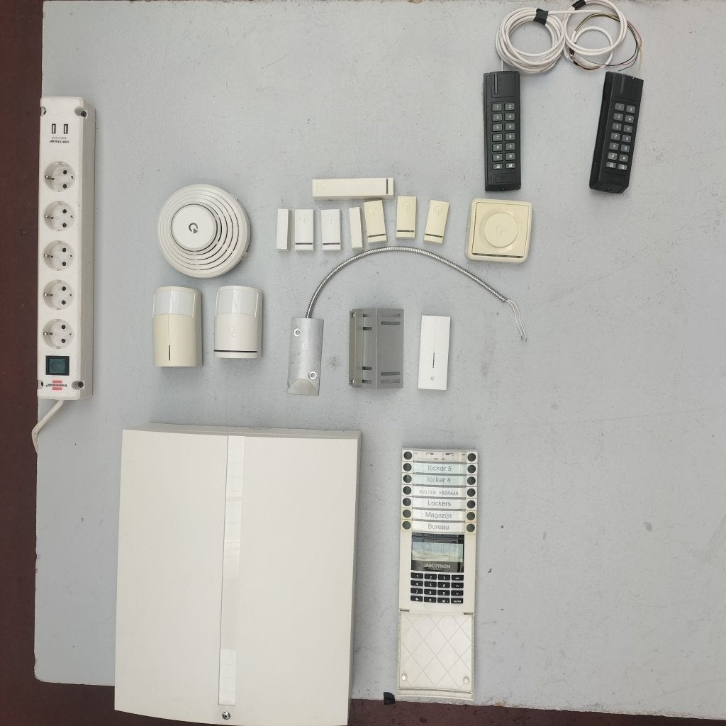 Alarme JABLOTRON, Bricolage & Construction, Systèmes d'alarme, Utilisé, Système complet, Autres types, Sans fil, Appel d'alerte à une centrale