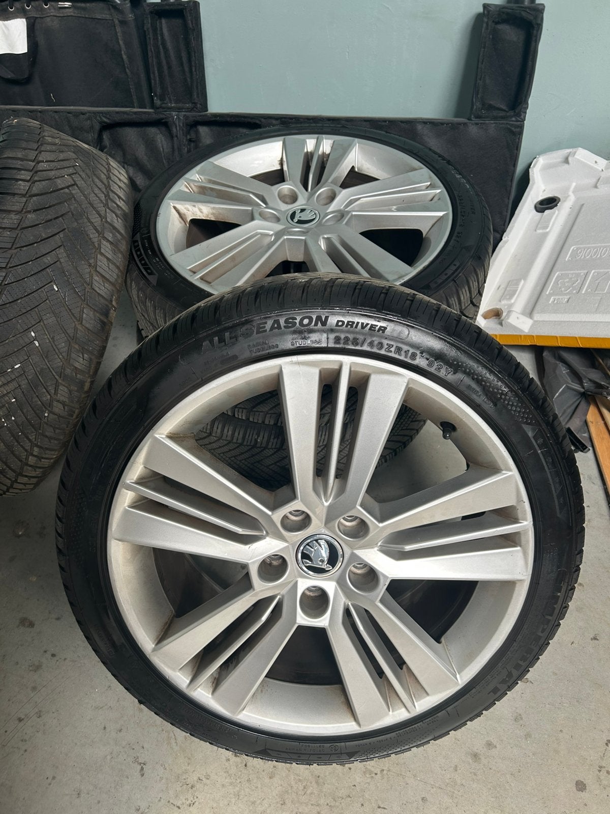 Jantes d'origine avec pneus presque neufs (Skoda, VW, Seat), Autos : Pièces & Accessoires, Enlèvement, Pneu(s)
