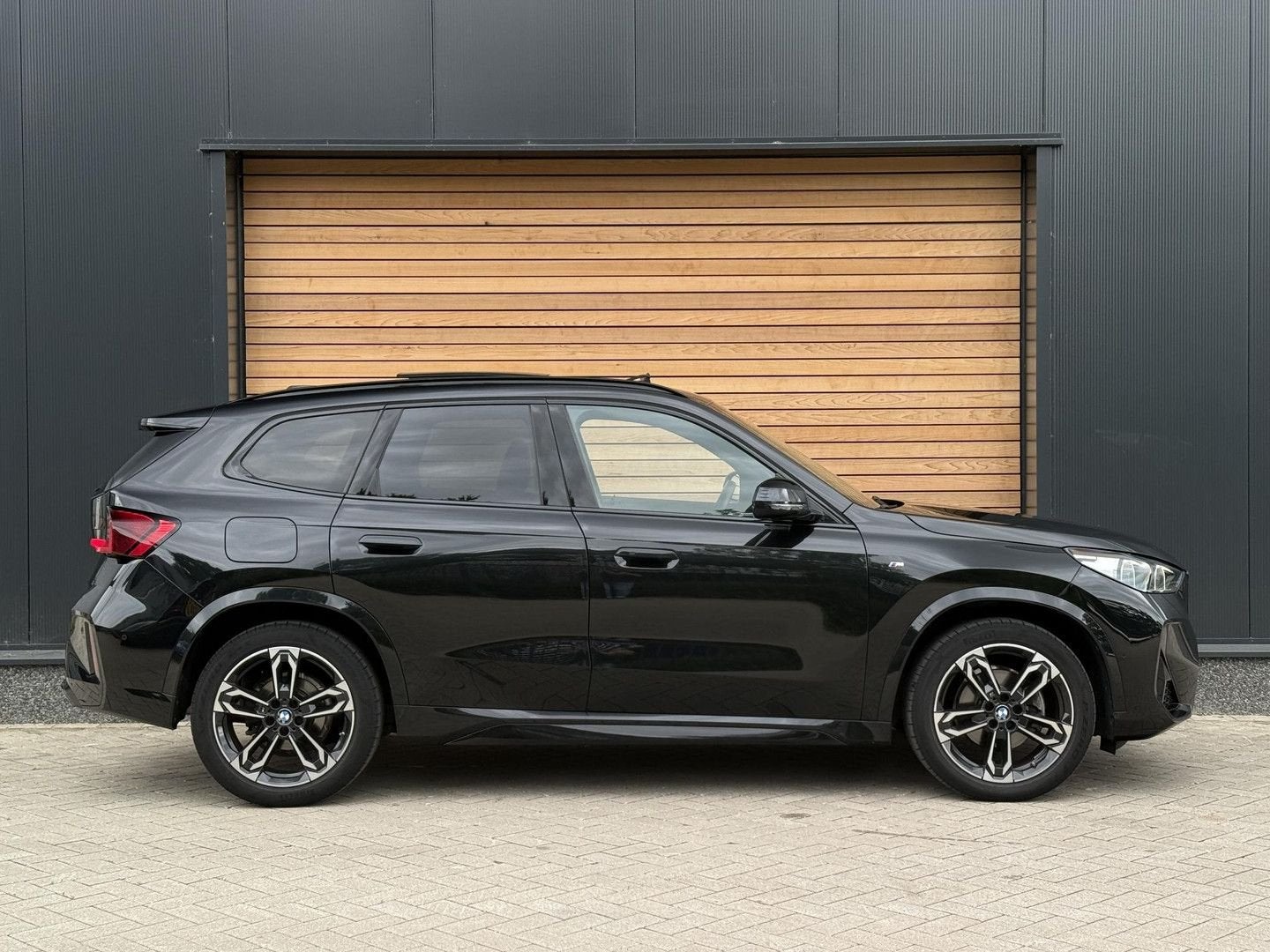 BMW X1 sDrive18i M-sport PANO|TREKHAAK|H&K|MEMORY|CAMERA, Zwart, Zwart, Bedrijf, Adaptive Cruise Control