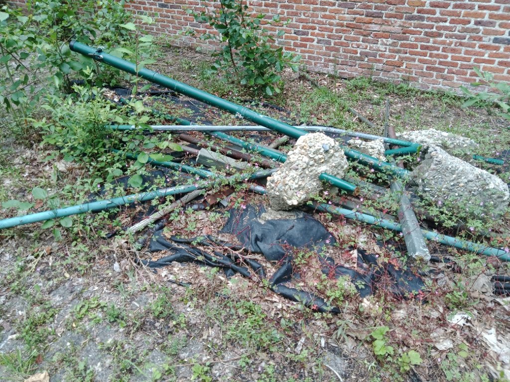 Metalen en betonnen buizen/palen van hekwerk, Ophalen, Gebruikt