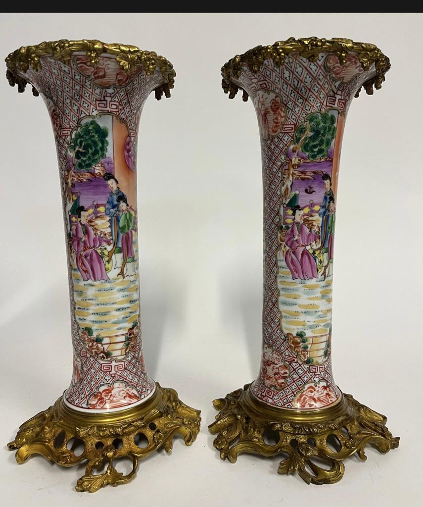 Chine . Paire de vases en porcelaine et émail famille rose., Antiquités & Art, Antiquités | Vases, Enlèvement ou Envoi