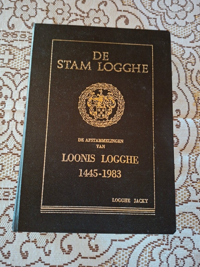 Boek en schildjes Stamboom Logghe 1445 - 1983, Boeken, Ophalen, Zo goed als nieuw