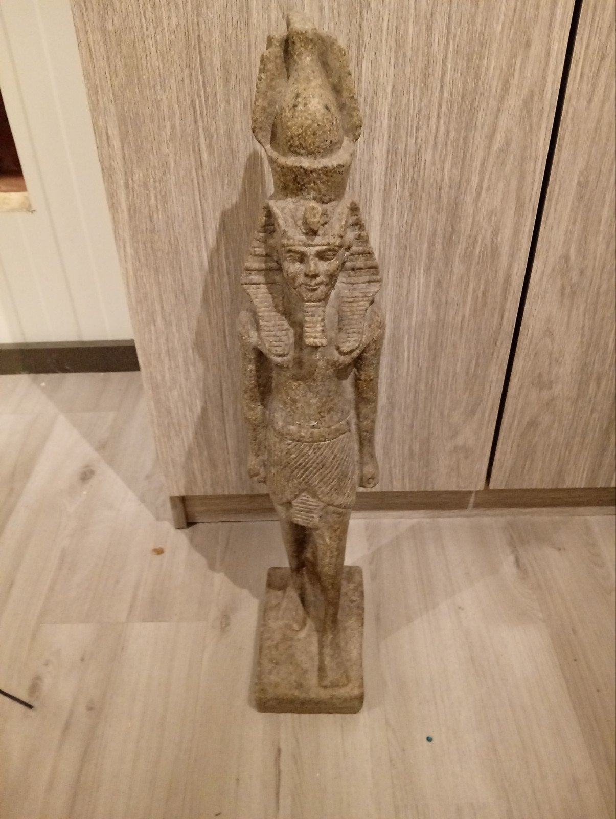 Egyptisch beeldje 60 cm hoog, Massief, Steen/keramiek, Grijs, Zo goed als nieuw