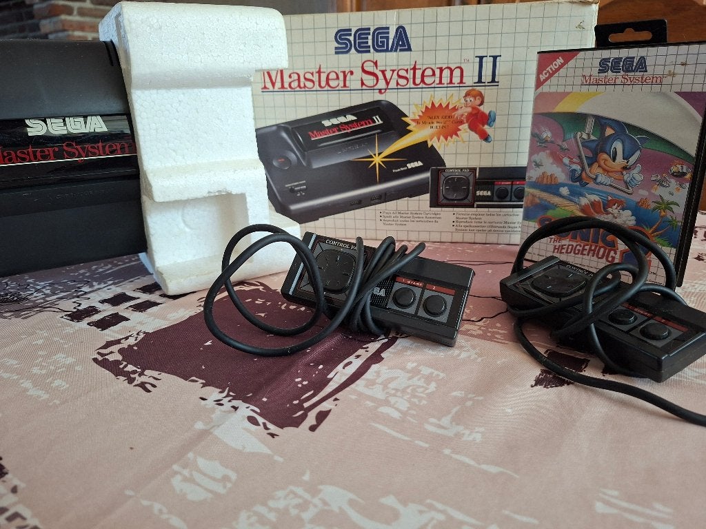Sega Master System II + 2 controllers & Sonic 2, Consoles de jeu & Jeux vidéo, Envoi, Utilisé, Avec 2 manettes, Master System
