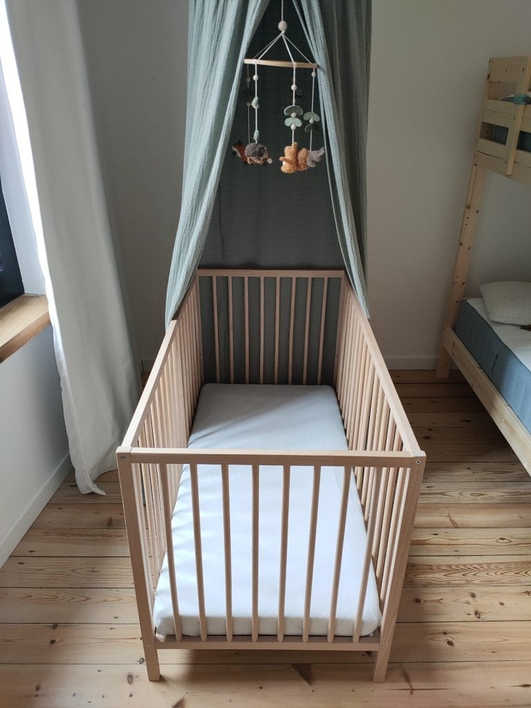 Babybed met matras en hoeslakentjes, Kinderen en Baby's, Babywiegjes en Ledikanten, Ophalen, Zo goed als nieuw, Ledikant