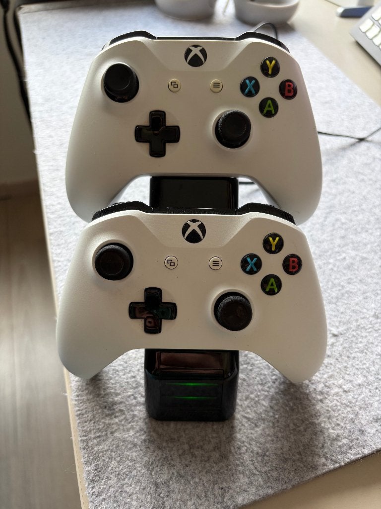2 manettes Xbox sans fil + station de recharge Energizer, Sans fil, Enlèvement ou Envoi, Utilisé, Xbox One
