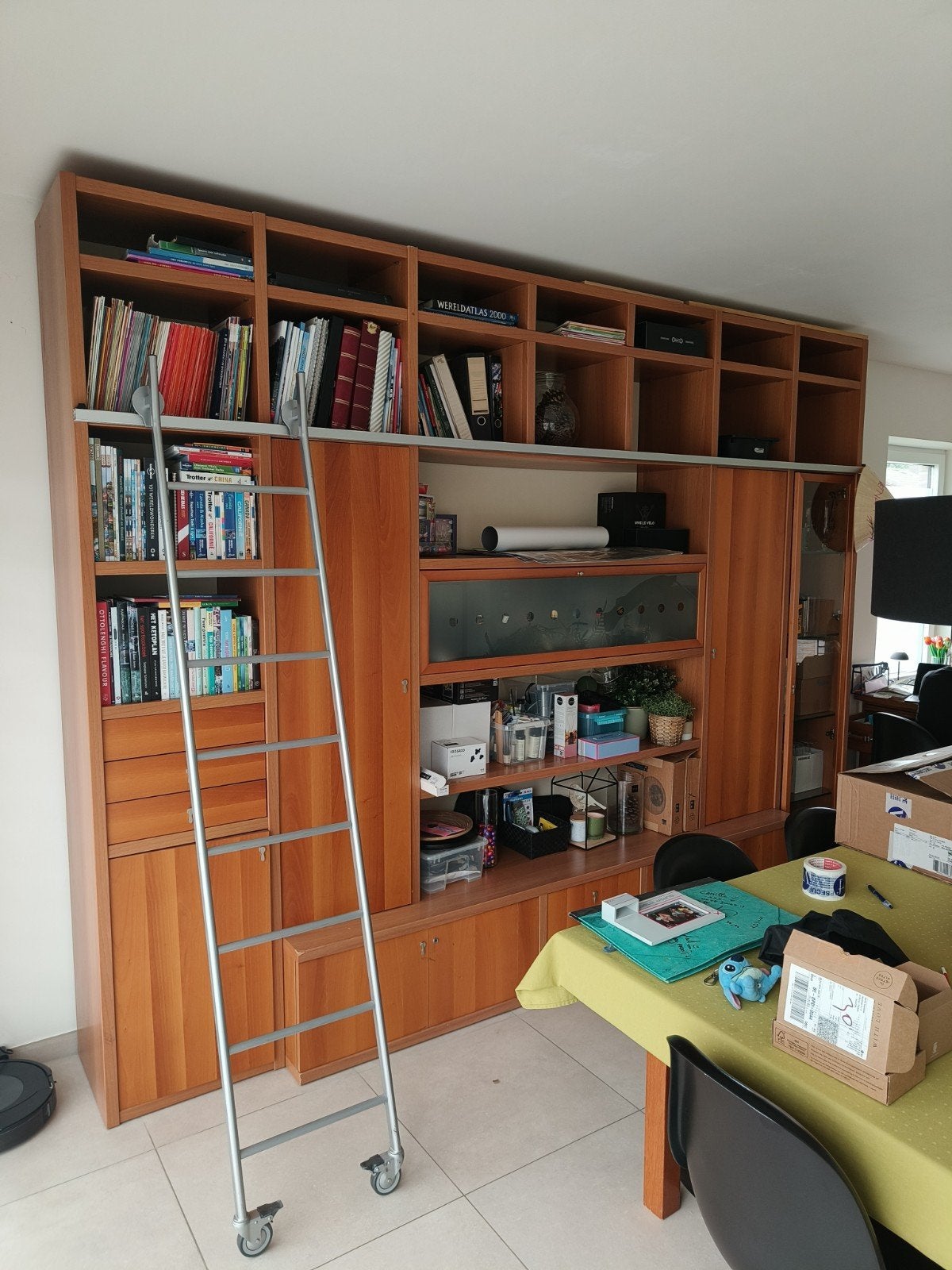 Grote houten wandkast met boekenkast, vitrinekast en ladder, Huis en Inrichting, Ophalen