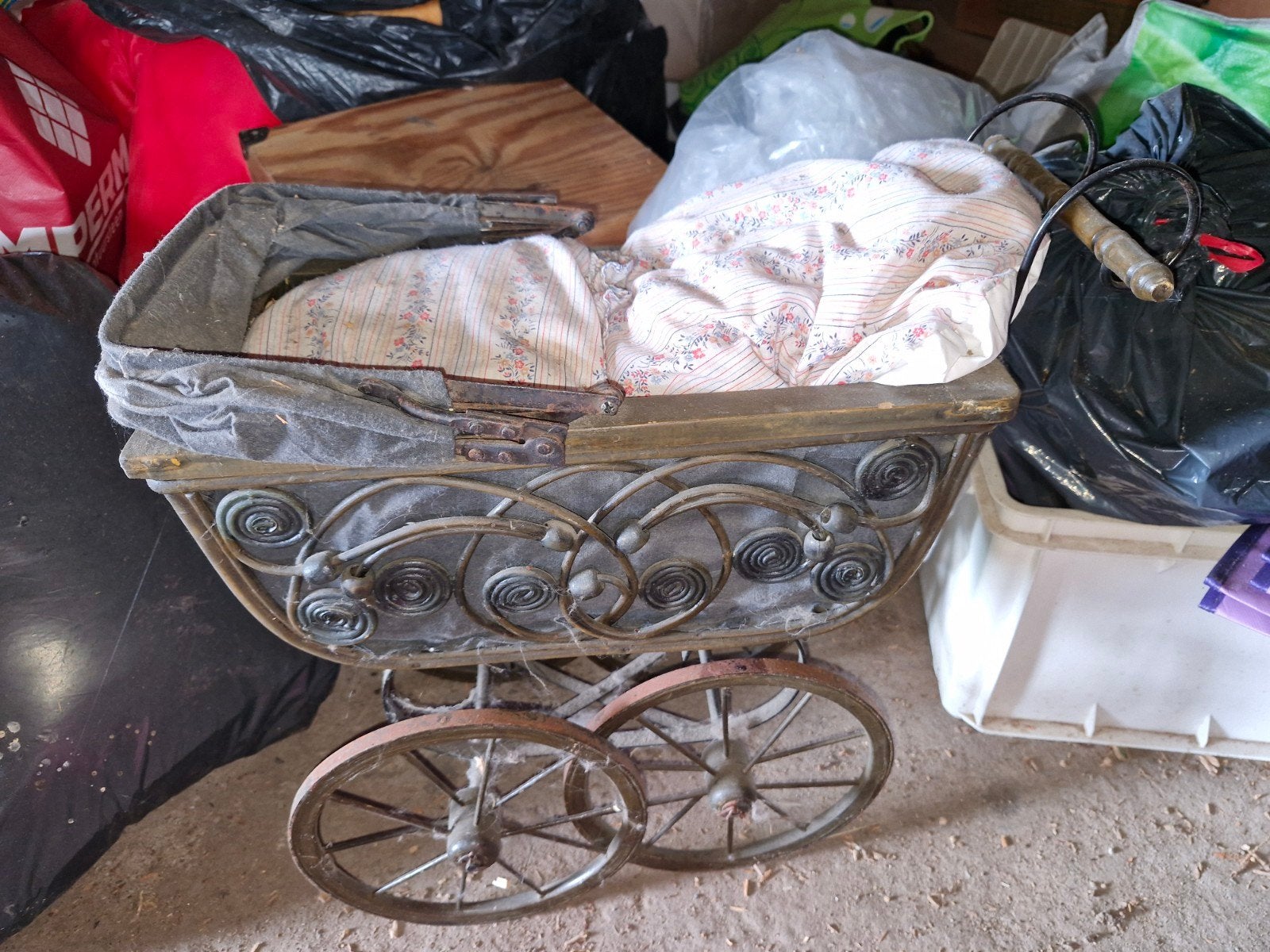 chariot de poupée antique, Enlèvement