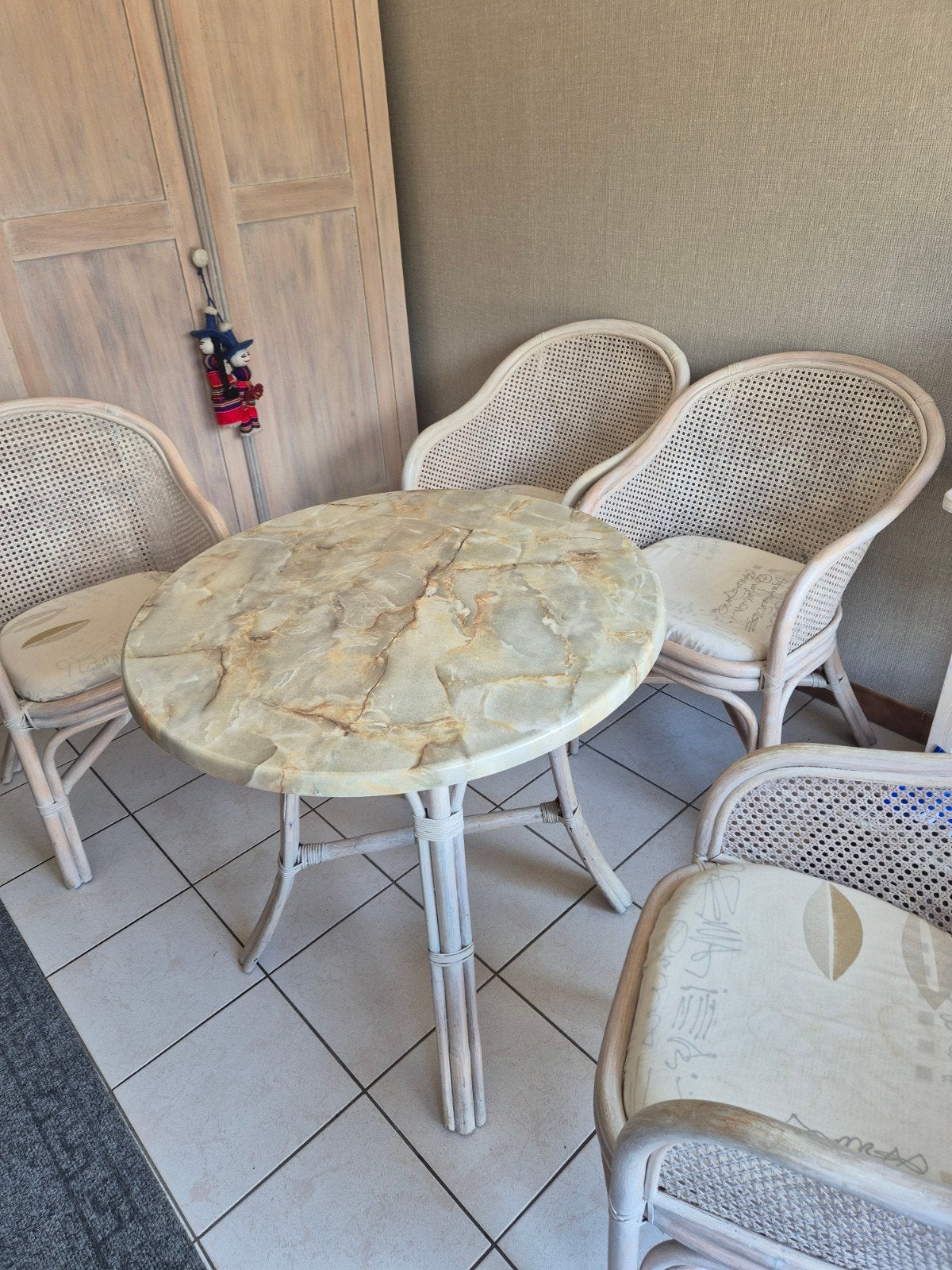 Tafeltje met 4 rieten stoelen, Ophalen