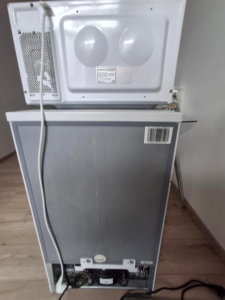 Petit Frigo Listo, Micro-ondes Daewoo, Machine Expresso, Elektronische apparatuur, Koelkasten en IJskasten, Gebruikt, Met vriesvak