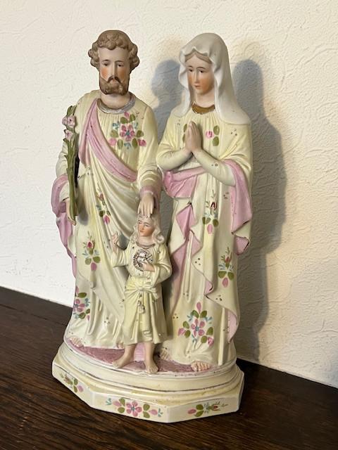 Ancienne figurine de la Sainte Famille en biscuit, Enlèvement