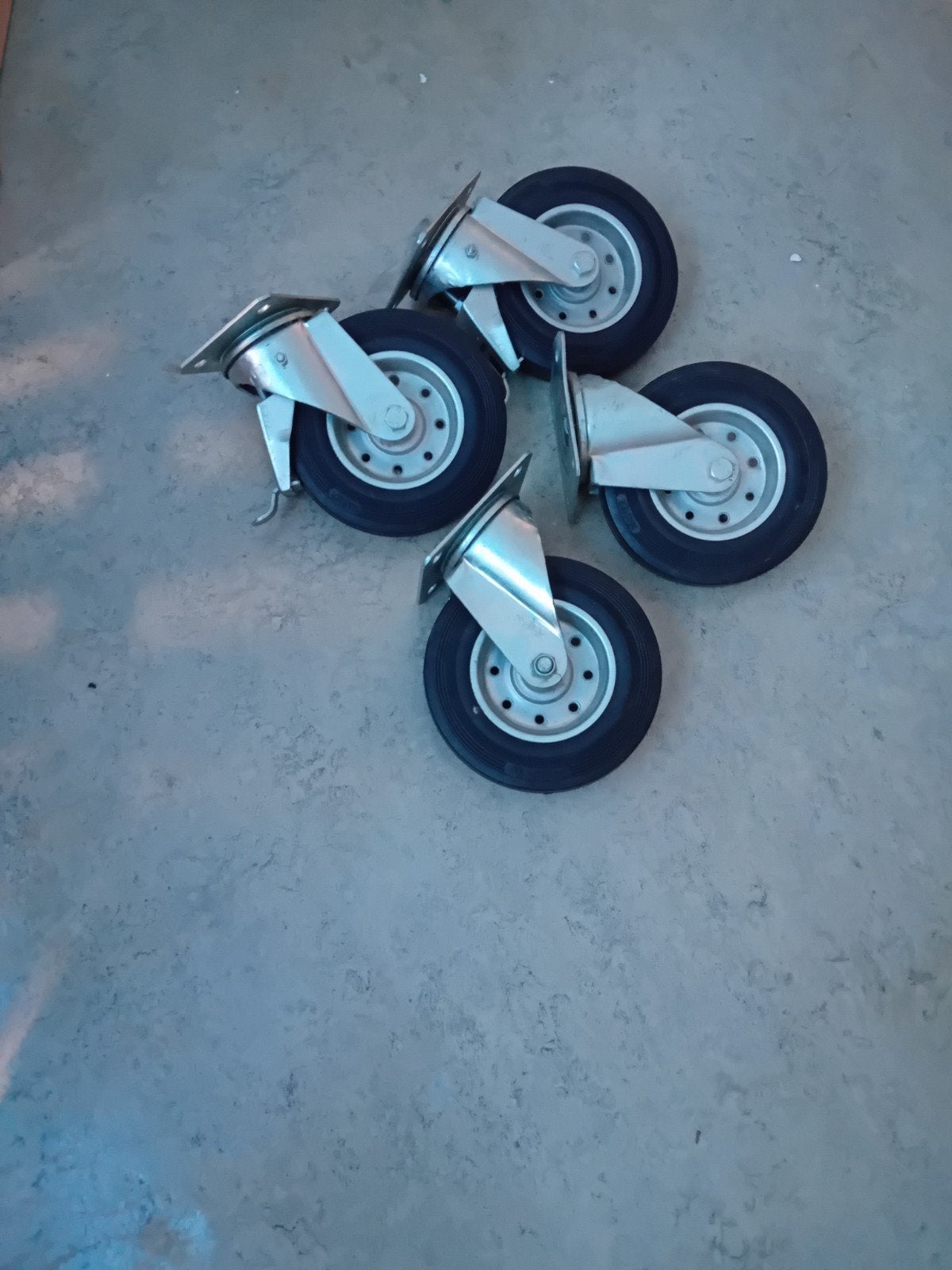 zwenkwielen met rem 200mm diameter 4 stuks., Doe-het-zelf en Bouw, Zwenkwielen, Ophalen, Zo goed als nieuw