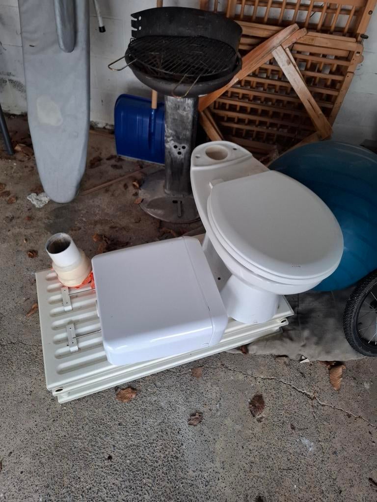 Toilette et chasse d'eau, Enlèvement
