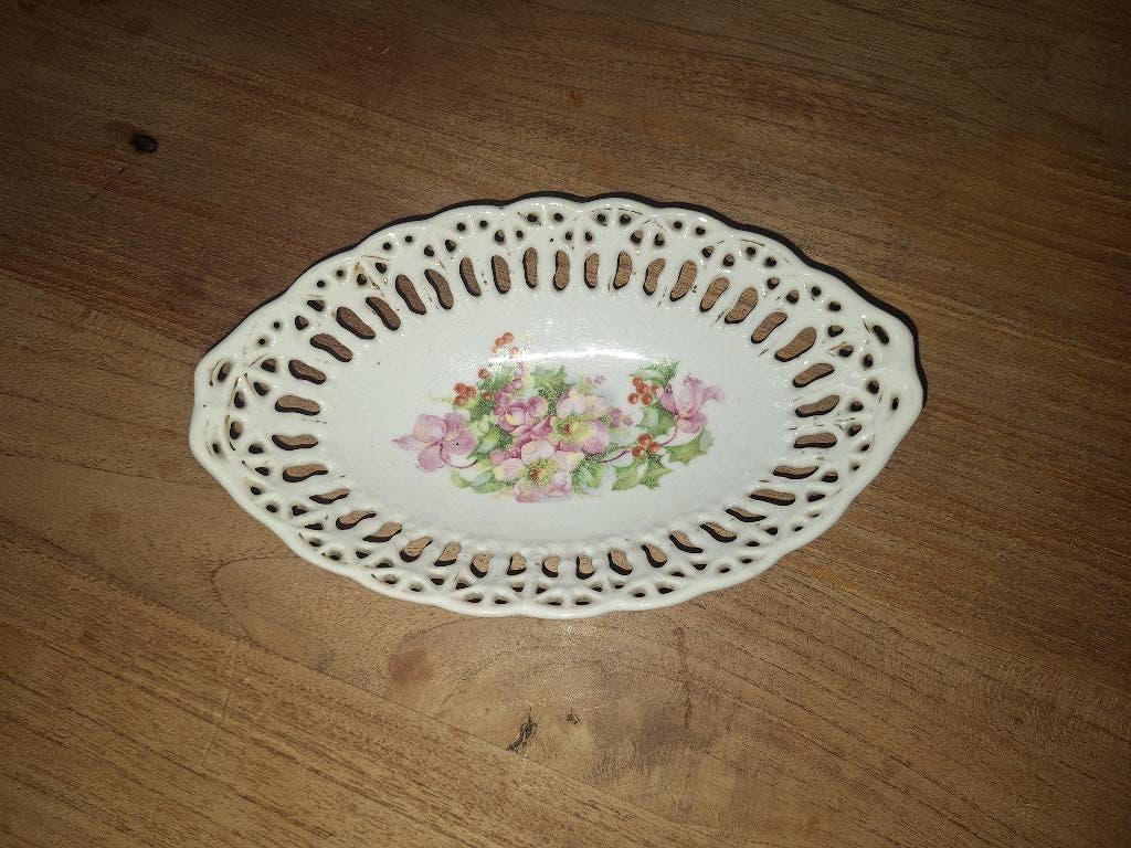 Petite corbeille en porcelaine, Enlèvement