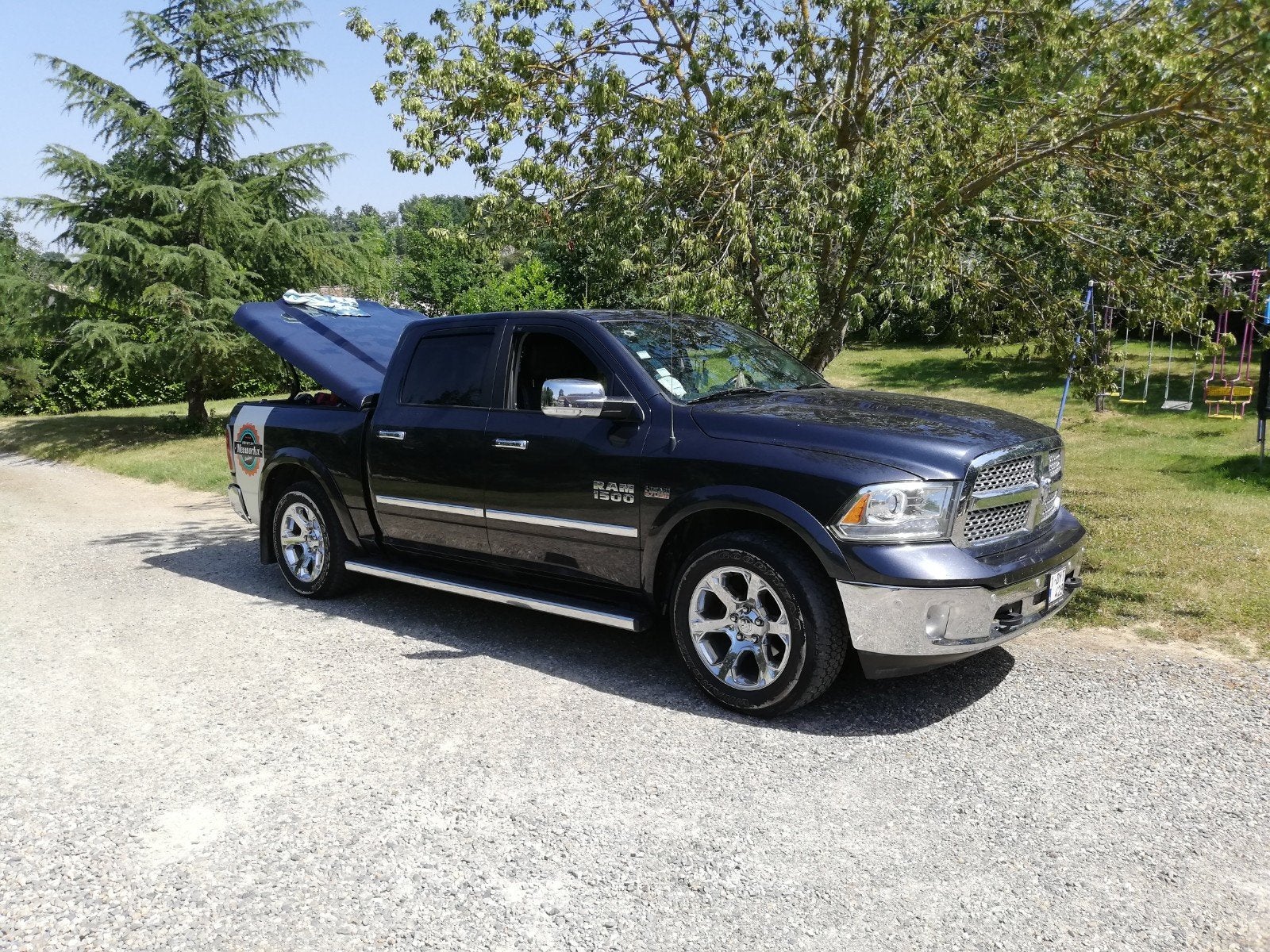 RAM 1500 Laramie Crew Cab – 5.7 V8 HEMI – LPG – 2014, Auto's, Automaat, Verwarmde buitenspiegels, 295 kW, Blauw