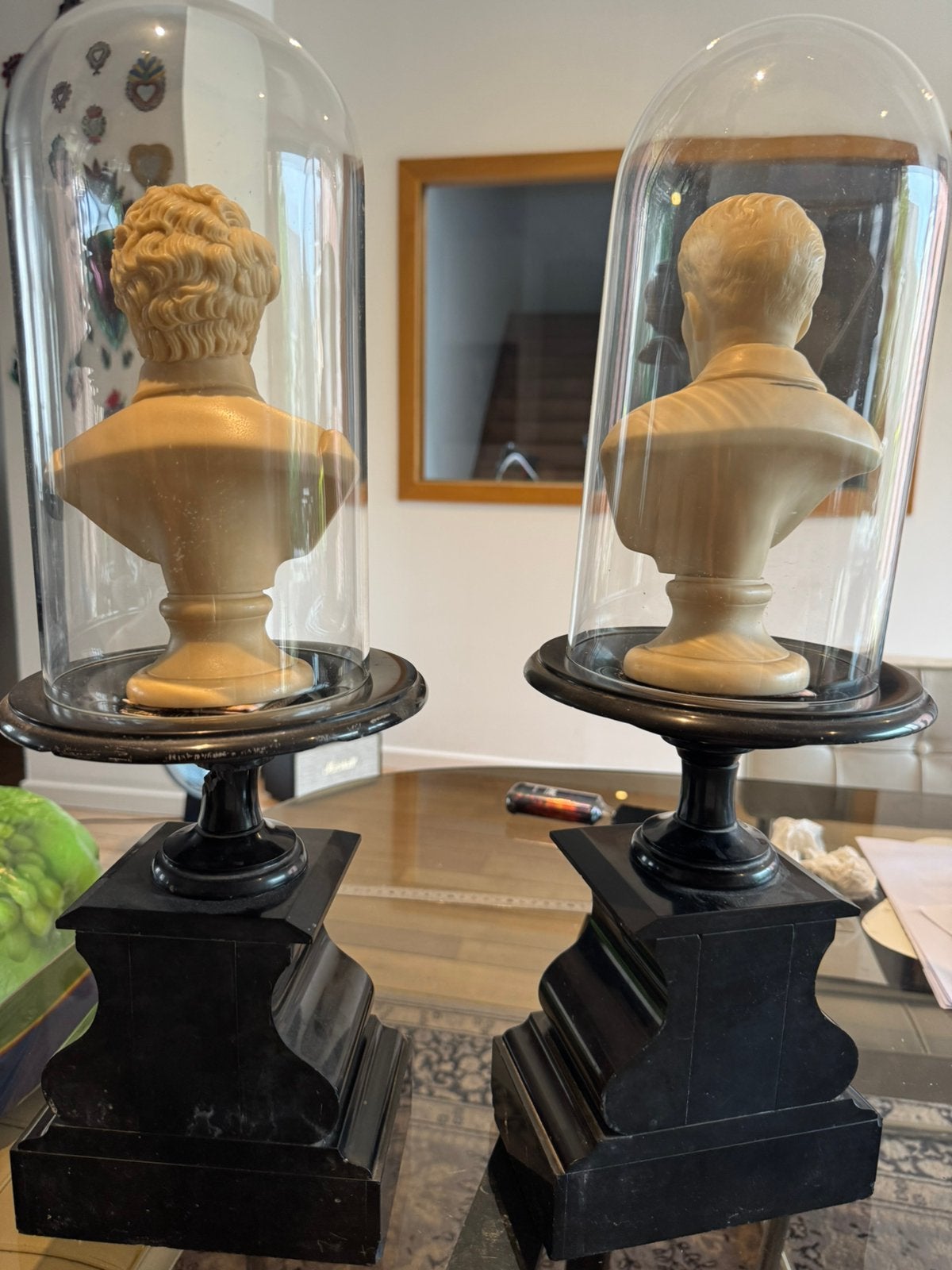 Paire de bustes sous globe en verre et socle de marbre, Enlèvement