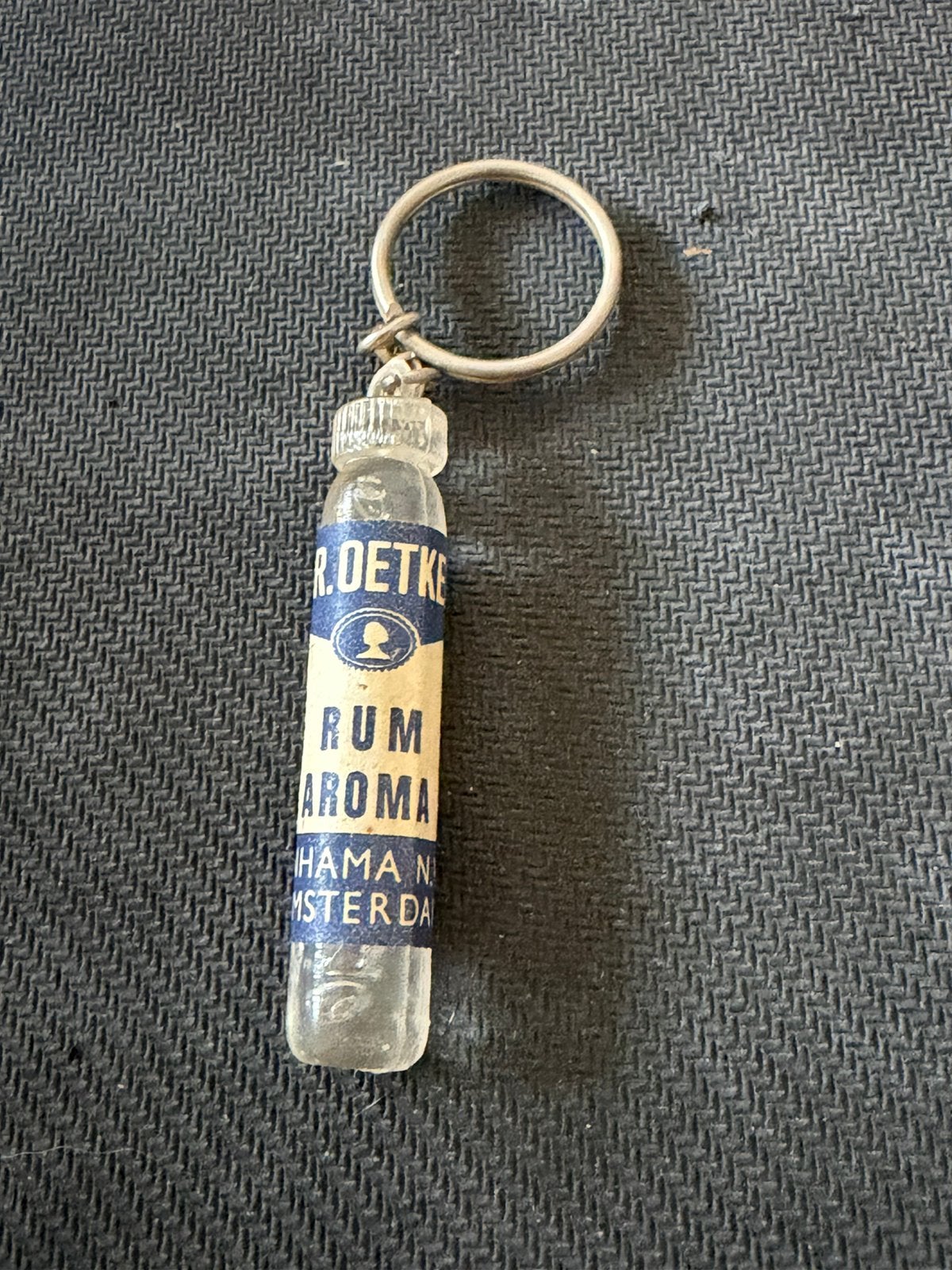 Vintage Dr. Oetker Rum Aroma sleutelhanger 1968 – reclame, Verzenden, Zo goed als nieuw, Merk