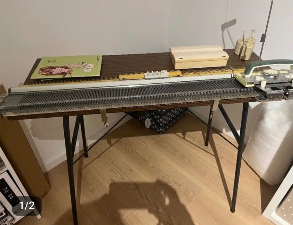Origineel tafeltje voor breimachine, Hobby en Vrije tijd, Breien en Haken, Ophalen, Zo goed als nieuw, Breien, Machine