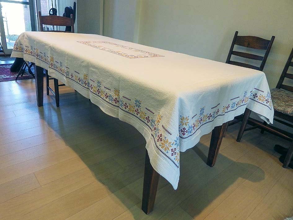 Hand Geborduurd Tafelkleed: 240x130 cm., Ophalen, Zo goed als nieuw, Katoen, Wit