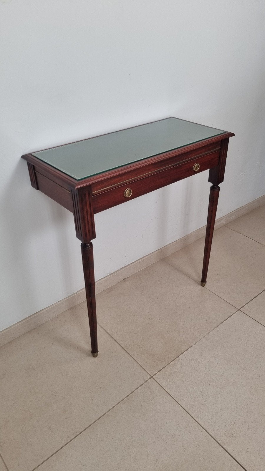 Sidetable mahonie, Ophalen