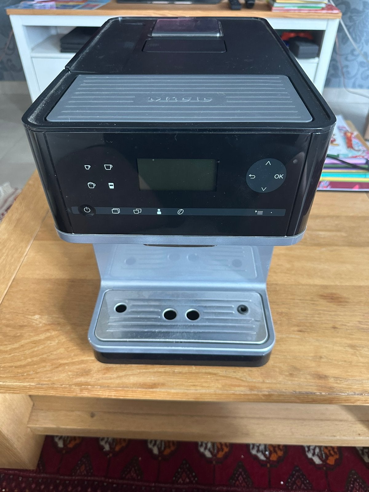 Miele CM63, Réservoir d'eau amovible, Café moulu, Utilisé, 10 tasses ou plus