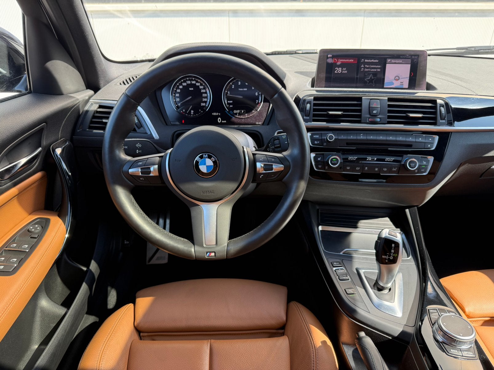 BMW 120i Automaat - PANO - HiFi - Navi Pro, Autos, BMW, Cuir, Argent ou Gris, Achat, Entreprise