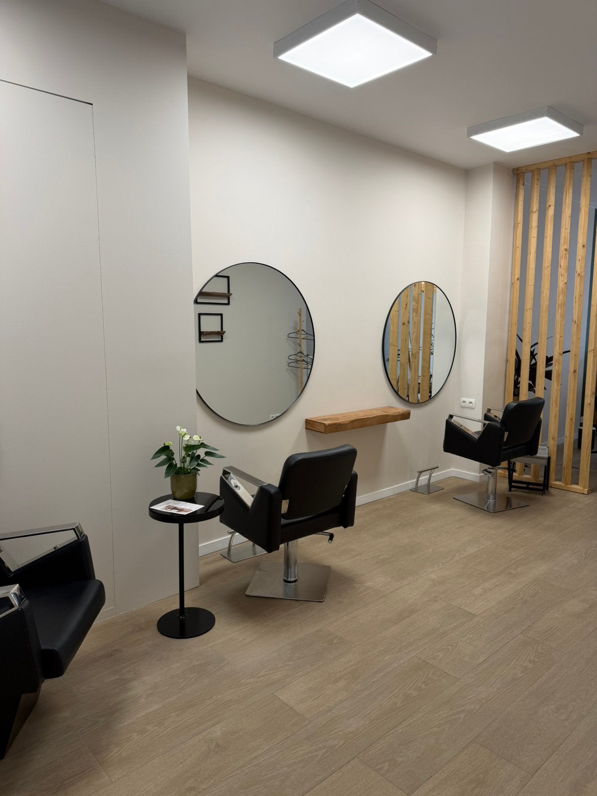Salon de coiffure/Fauteuil de coiffeur à louer, Immo, Appartements & Studios à louer, 35 à 50 m², Anvers (ville)